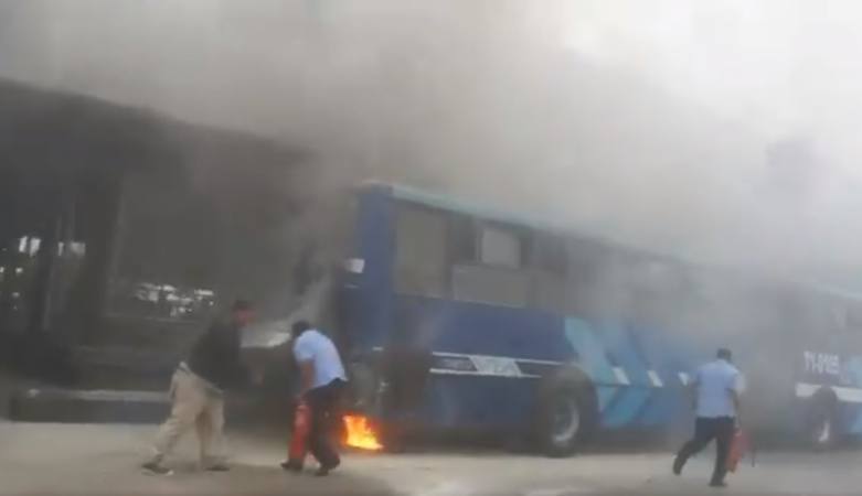 Se incendia unidad de transporte del sistema Metrovía en el norte de Guayaquil