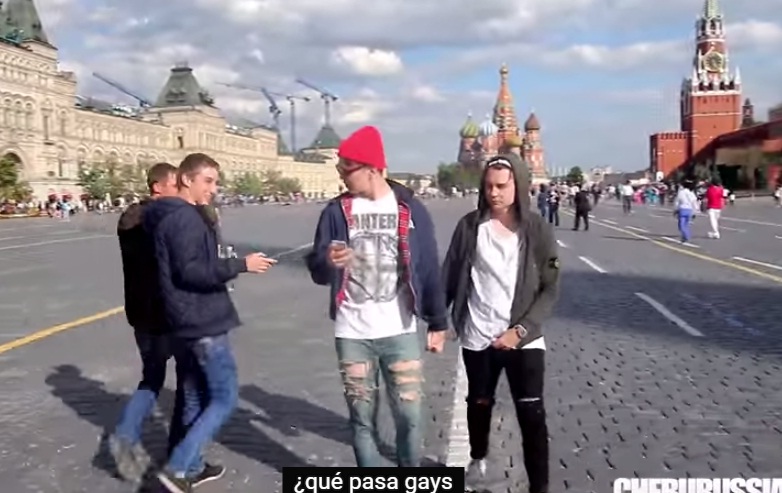 (VIDEO) Así reaccionan en Moscú al ver a dos hombres cogidos de la mano