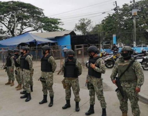 Militares resguardan el exterior de la Penitenciaría del Litoral, en Guayaquil.