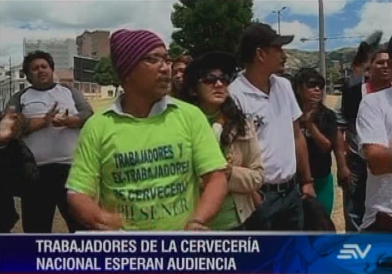 Exempleados de Cervecería Nacional siguen de cerca audiencia por pago de utilidades