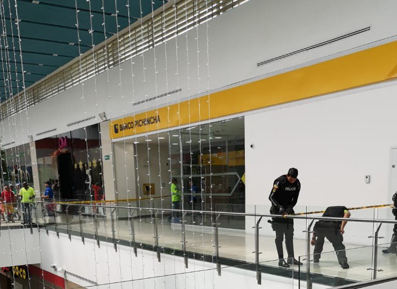 3 detenidos por robo en agencia bancaria en Manta