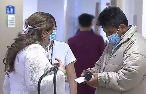 Imagen de dos personas con mascarilla en un hospital.