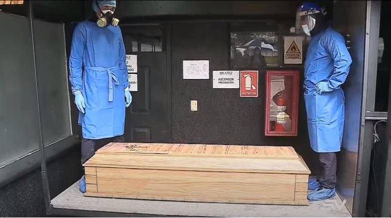COVID-19: funerarias recogen 75 cadáveres al día en Pichincha