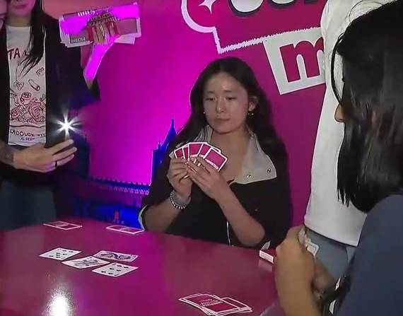 Personas jugando 40 en el Metro de Quito.