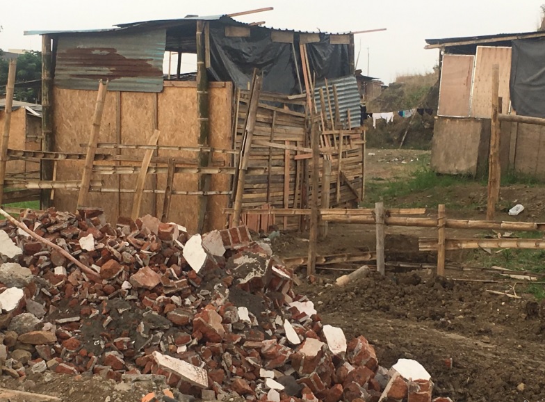 Piden clausurar locales que venden material para invasiones en Guayaquil