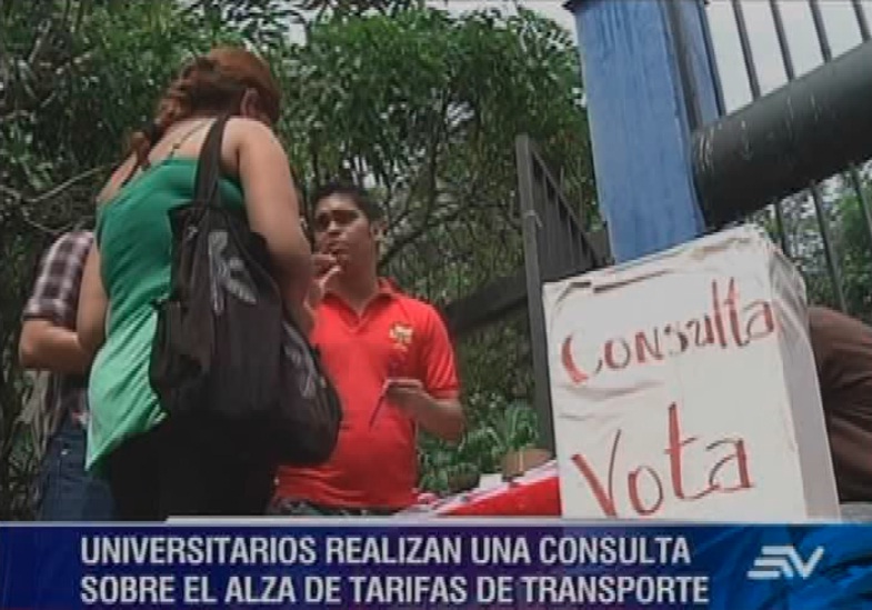 Universitarios recogen votos simbólicos para una consulta sobre alza de pasajes