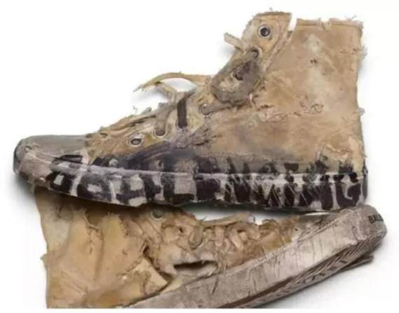 Zapatillas lanzadas por la marca Balenciaga a un costo de US$1.850 y cuyo estilo es sucio y roto.