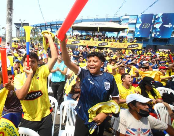 El pasado domingo, en Guayaquil, cientos de hinchas disfrutaron del partido de Ecuador ante Qatar en la explanada del estadio Alberto Spencer.