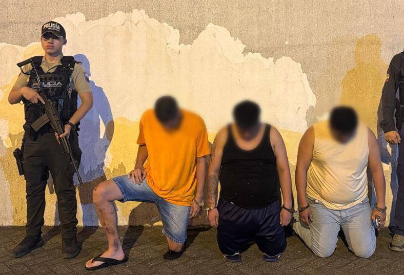 Foto de tres detenidos por un asesinato cometido en el norte de Guayaquil.