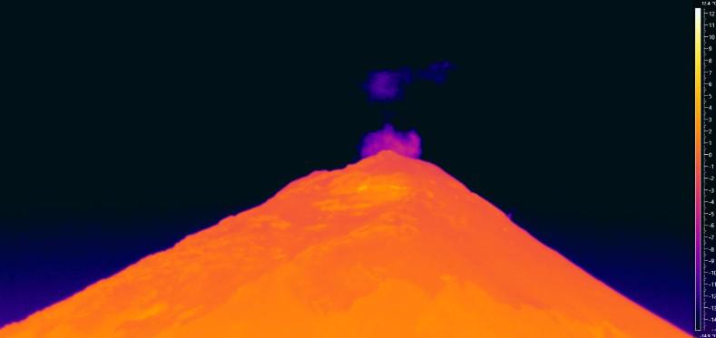 Imagen infrarroja de la cámara ubicada sobre el noreste del volcán, tomada el 8 de agosto de 2025.
