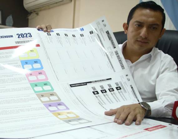 Jhon Gamboa, director de la Delegación Electoral del Guayas, en una demostración de las papeletas para las elecciones y referéndum 2023.