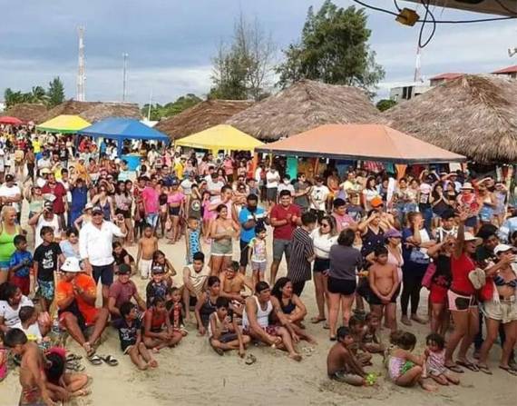 Las aglomeraciones se registraron en distintos balnearios de la Costa, en redes sociales circularon videos en lo que se muestra cómo el descontrol se apoderó de algunos turistas.