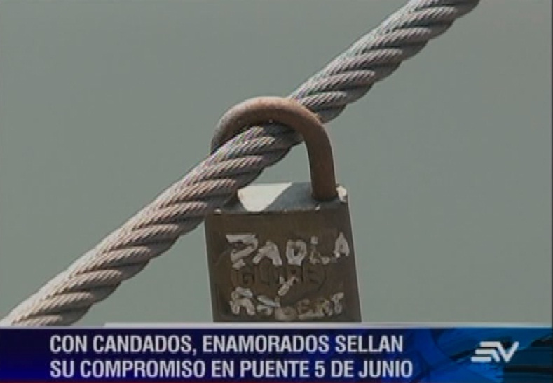 Al estilo parisino, enamorados sellan su amor con un candado