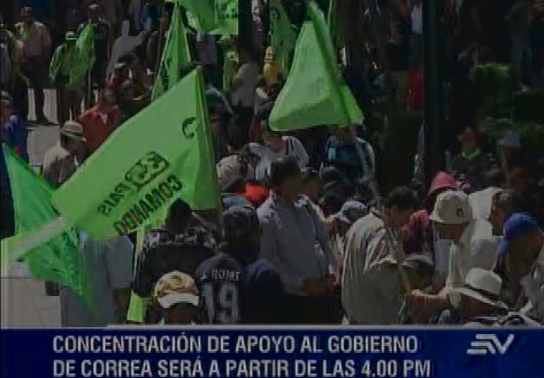 Ministros, alcaldes y otros servidores se concentran en la plaza Grande