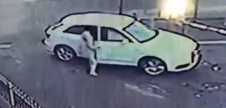 (VIDEO) Arriesga su vida para impedir que le roben el auto