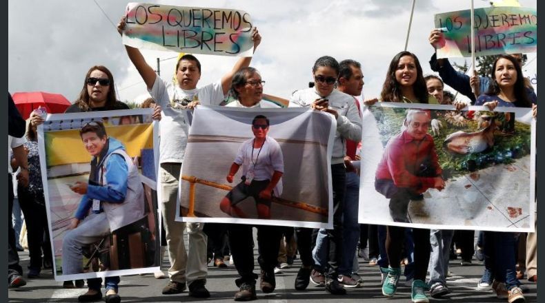 Canes buscan cuerpos de periodistas en Colombia