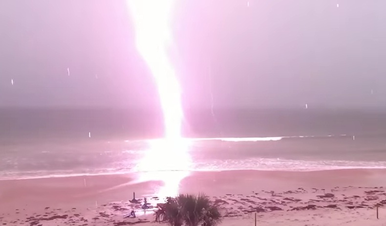(VIDEO) El sorprendente rayo que cayó en la playa de Florida