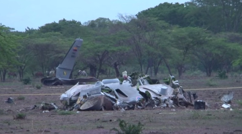 Rescatan a 11 militares muertos en accidente aéreo en Colombia