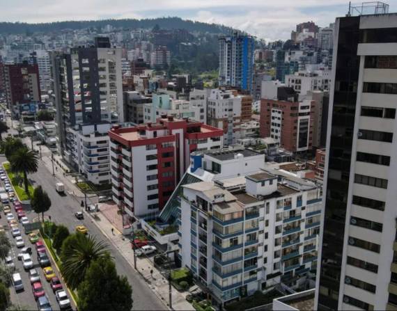 Fotografía del 16 de junio de 2021, tomada desde un dron, que muestra la zona norte de la ciudad de Quito (Ecuador). EFE/Jose Jacome