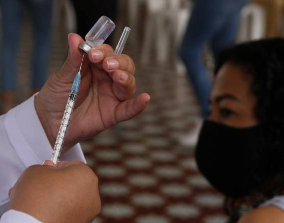 Guayaquil.- Una mujer espera recibir una dosis de la vacuna contra el COVID-19 en el colegio Vicente Rocafuerte.