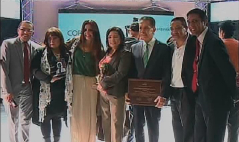 Tania Tinoco y Alfonso Espinosa de los Monteros, galardonados en premios UNP 2014