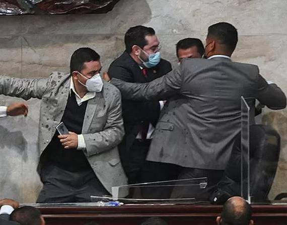La elección del diputado para la jefatura del parlamento provocó peleas, golpes y ofensas dentro del hemiciclo.