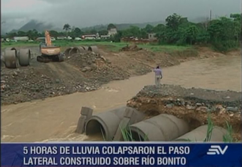Paso sobre el río Bonito volvió a colapsar y dificulta tránsito en vía Guayaquil-Machala