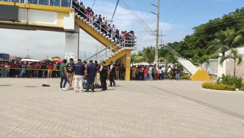 Imagen de policías reunidos en los exteriores de la Universidad Peninsular de Santa Elena (UPSE), tras una balacera ocurrida esta tarde.