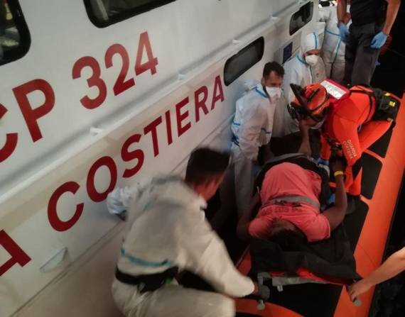 La Guardia Costiera italiana evacúa del Open Arms a dos mujeres embarazadas