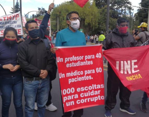 Los maestros caminaron de forma pacífica por varias calles de Quito, ante la mirada de policías antidisturbios, pero no se produjeron incidentes.