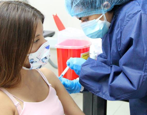 Imagen referencial de vacunación contra el COVID-19 en Guayaquil.