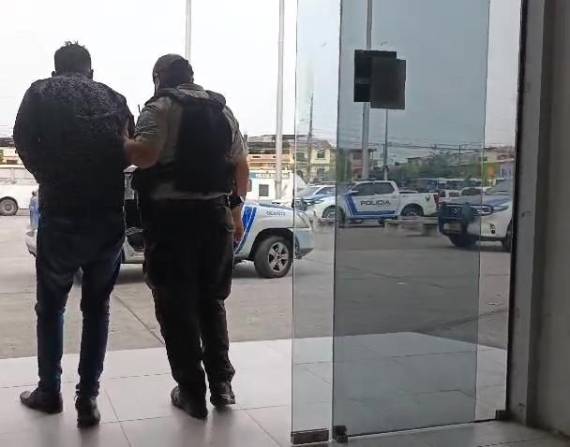 Imagen de un hombre detenido por el intento de femicidio de su expareja, en el norte de Guayaquil.