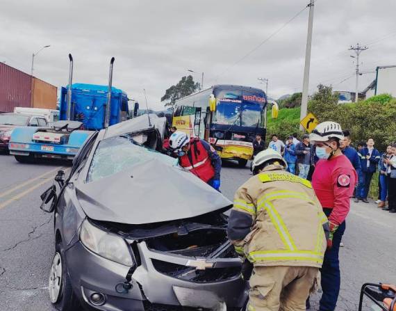 Personal del Cuerpo de Bomberos del cantón Mejía atendió la emergencia.