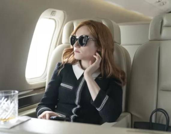 Julia Garner interpreta a Anna Sorokin, quien una vez logró alquilar un jet privado sin pagar.