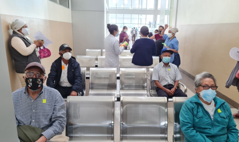 Adultos mayores esperaron hasta la madrugada para vacunarse en Quito