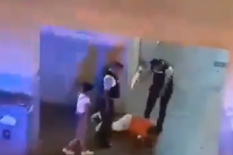 Captan violentos incidentes entre policías y ciudadanos en Guayaquil