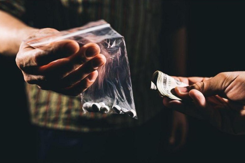 4.500 personas detenidas por venta de droga afuera de centros educativos