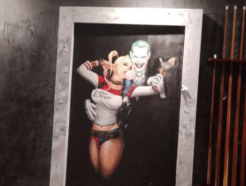 Imagen de los personajes de cómic El Guasón y Harley Quinn en un cuadro hallado en Quevedo, Los Ríos.