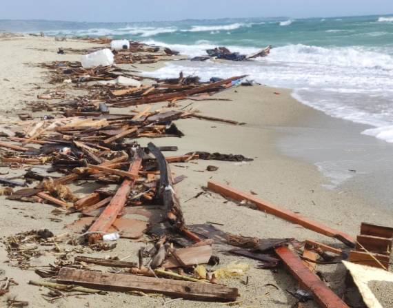 Escombros llegados a la playa tras un naufragio mortal frente la costa italiana el 26 de febrero. EFE/EPA/GIUSEPPE PIPITA