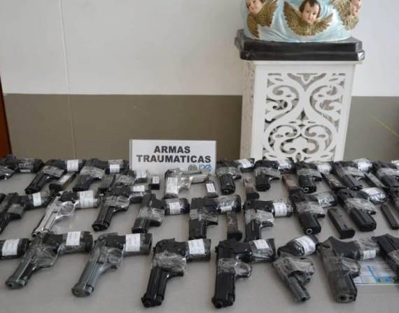 La Policía Judicial explica que estas armas decomisadas son similares a las armas de fuego, pero son consideras no letales.(FOTO: Referencia)