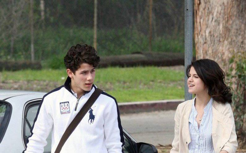 Nick Jonas junto a Selena Gómez en 2008.