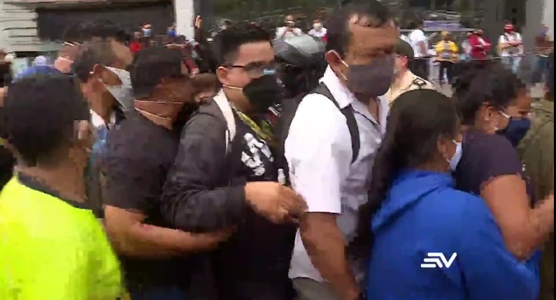 Reclamos y forcejeos en medio de largas filas en matriz del SRI en Guayaquil