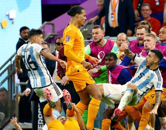 Ambos equipos protagonizaron una fuerte pelea que terminó entre empujones e insultos.