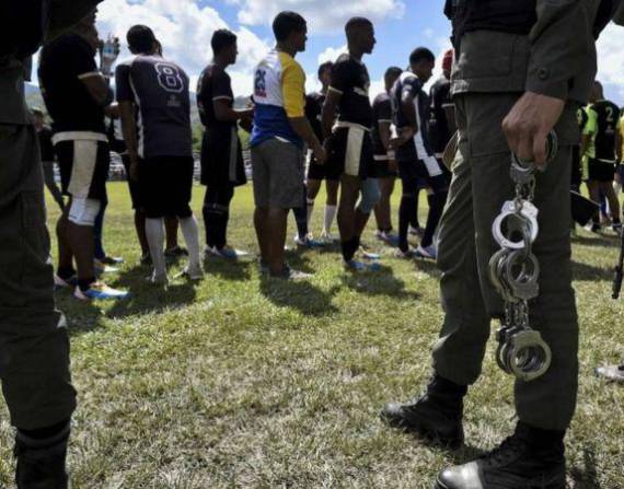 Autoridades venezolanas vigilando a presos de la cárcel de Tocorón, que presuntamente funciona como la sede del Tren de Aragua, durante un torneo penitenciario de rugby.