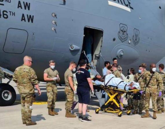 El personal médico del Comando de Movilidad Aérea de EE.UU. ayudó a dar a luz al bebé en la bodega de carga del avión, en la Base Aérea de Ramstein, Alemania.