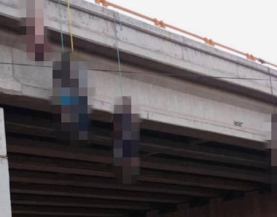 Nueve de los cuerpos estaban suspendidos en el puente mientras que el décimo ya había caído sobre la carretera.