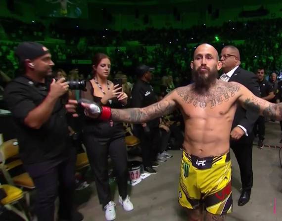 Chito Vera celebrando su triunfo sobre Dominick Cruz.