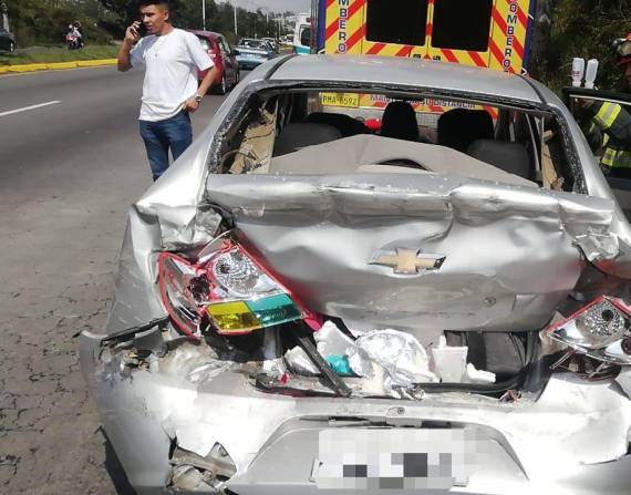 Un auto sufrió afectaciones, principalmente en la parte posterior.