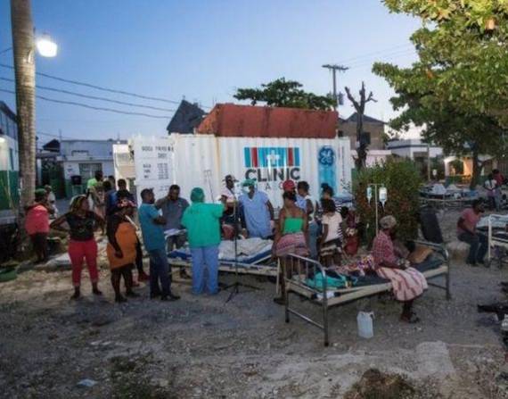 En el hospital de Les Cayes tuvieron que atender a los heridos en el patio ante el temor de derrumbe de sus salas.