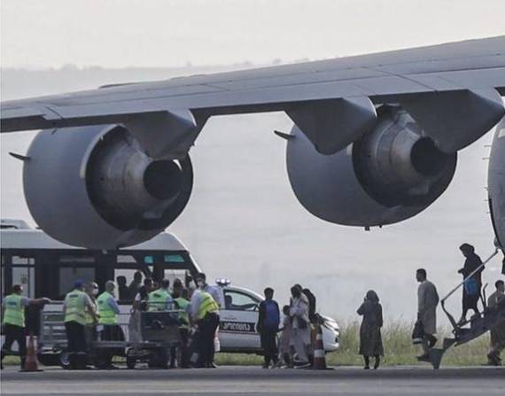 Aviones militares de carga C-17 han sido empleados para evacuar a personas de Afganistán.